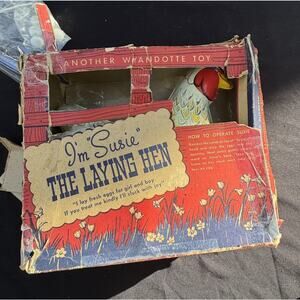 Vtg 1950’s WYANDOTTE I’m Susie The Laying Hen TIN Litho RARE In Box!